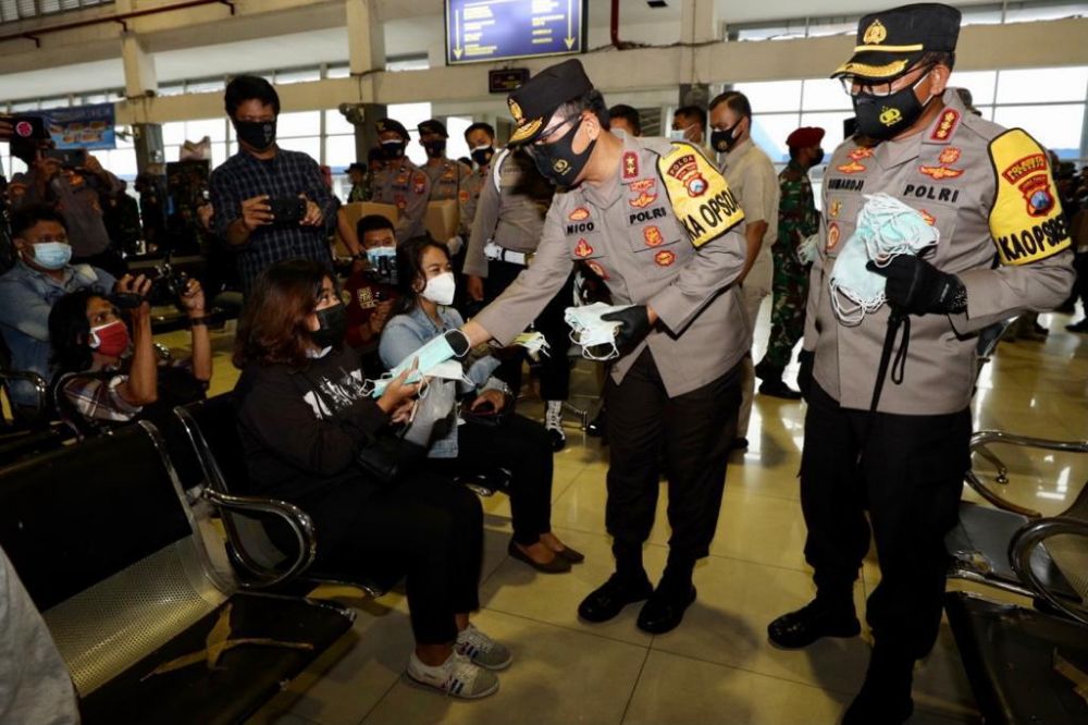Kapolda Jatim, Pangdam V Brawijaya dan Pangkoarmada ll berbagi masker dan sembako