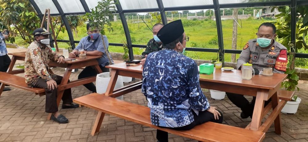 Polsek Ujung Pangkah ngopi sambil bahas Kampung Tangguh
