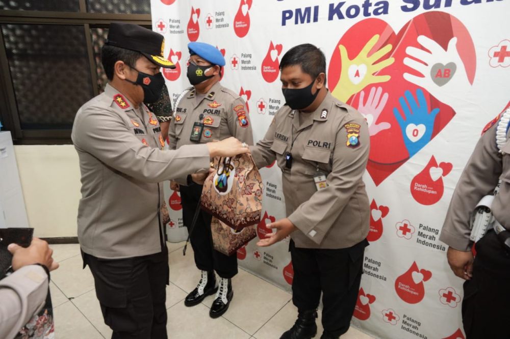 Kapolda Jatim Irjen Pol Dr Nico Afinta cek anggota Donor Konvalesen dan berikan bingkisan ke anggota