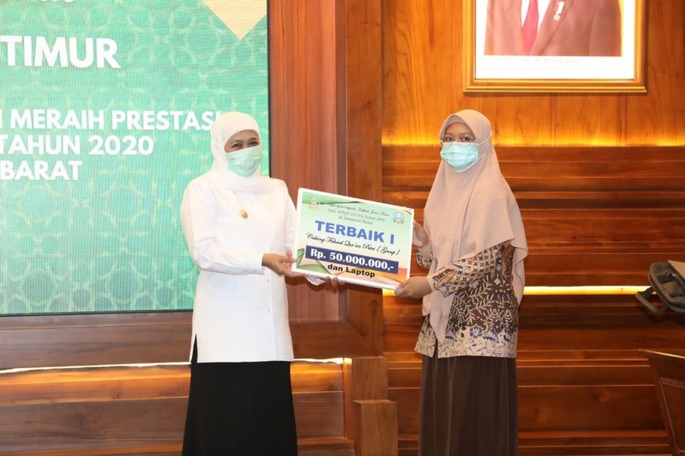 Gubernur Jatim Khofifah Indar Parawansa serahkan bonus kepada para peserta dan pembina yang berhasil meraih prestasi pada MTQ Nasional ke-xxviii tahun 2020 di Padang, Sumatera Barat