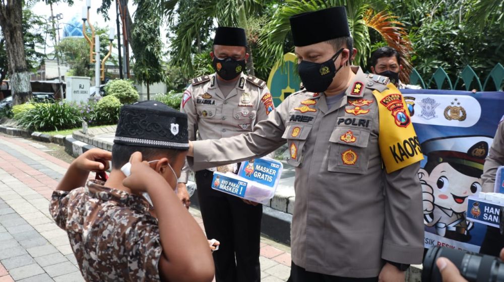 Kapolres Gresik AKBP Arief Fitrianto berikan masker ke jama'ah masjid demi menjaga protokol kesehatan