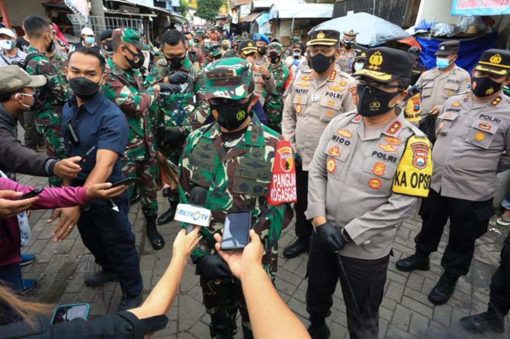 Kapolda Jatim bersama Pangdam V Brawijaya berbagi masker ke pedagang dan pengunjung di pasar Simo Surabaya