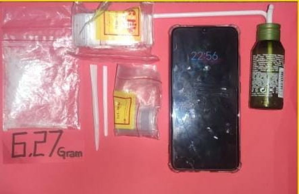 Tersangka MA diamankan Satnarkoba Polres Gresik bersama BB