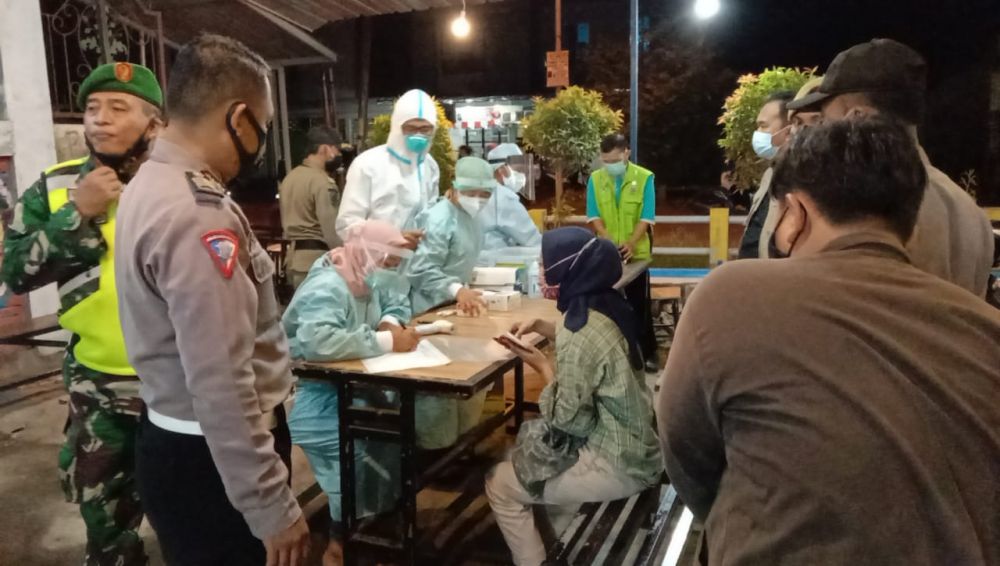 Polsek Menganti Gresik lakukan rapid test ke 72 pelanggar PPKM di Warkop Menganti