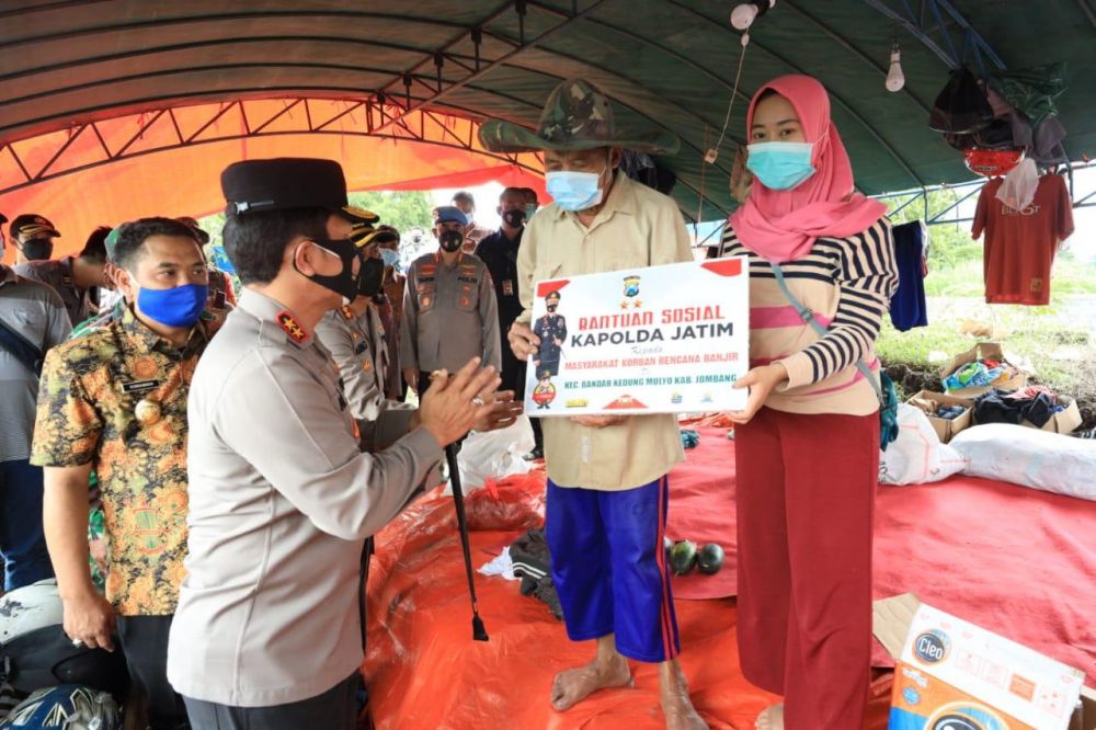 Kapolda Jatim Irjen Pol Dr Nico Afinta berikan bantuan pada korban bencana di Jombang