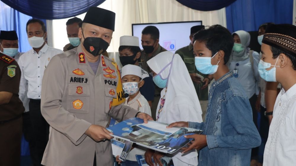 Kapolres Gresik AKBP Arief Fitrianto dan PWI berikan bantuan pada masyarakat di HPN 2021
