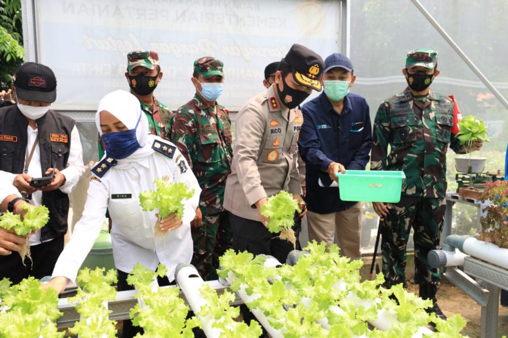 Forkopimda Jatim sedang cek tanaman yang ada di TKP ruang isolasi Covid-19