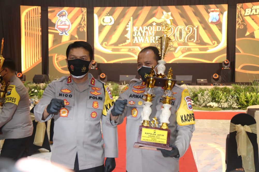 Kapolda Jatim Beri penghargaan anggota teladan dan KTS