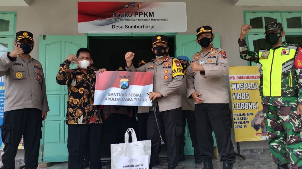 Kapolda Jatim Irjen Pol Dr Nico Afinta berikan secara simbolis berikan bantuan pada KTS di Pacitan