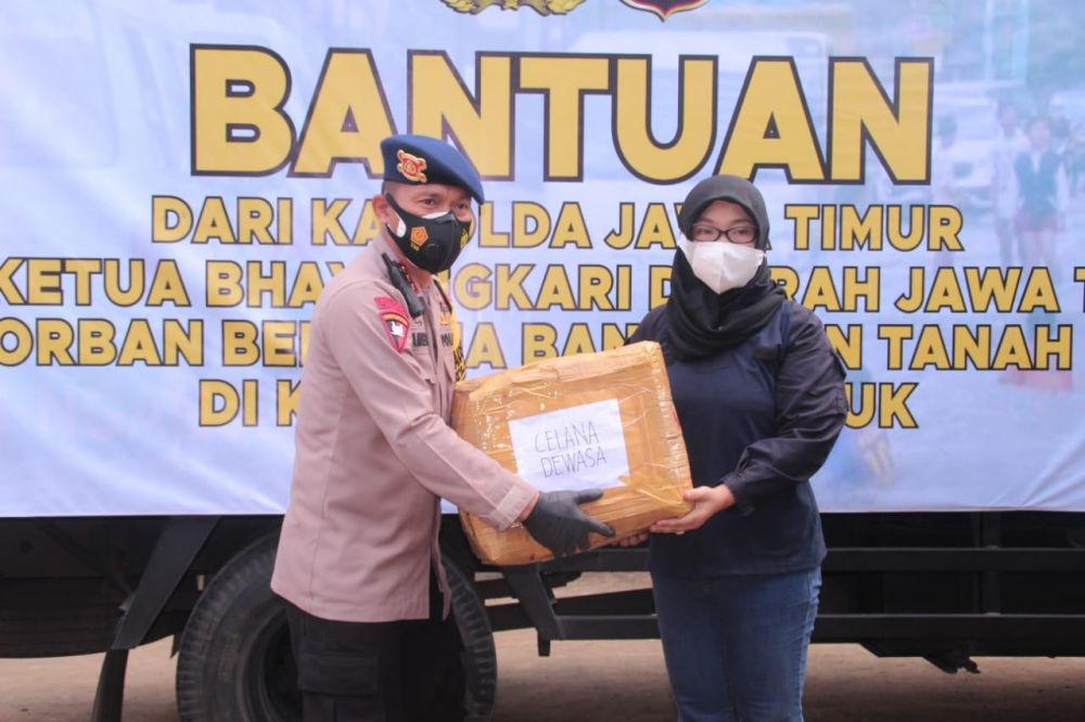 Dansat Brimob Polda Jatim berikan bantuan korban banjir dan tanah longsor di Nganjuk