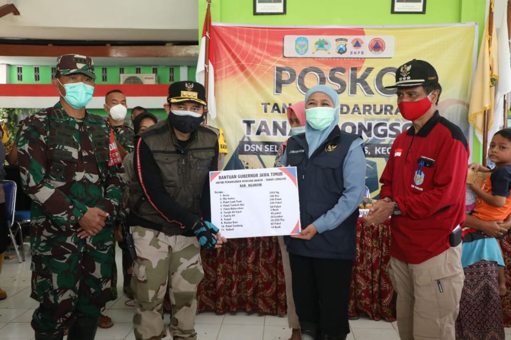 Gubernur Khofifah didampingi Bupati Nganjuk meninjau bencana longsor yang terjadi di Dsn Selopuro, Ds. Ngetos, Kec. Ngetos, Kab. Nganjuk. Peninjauan dilanjutkan dengan penyerahan santunan kepada para korban bencana, peninjauan dapur umum dan tempat pengun