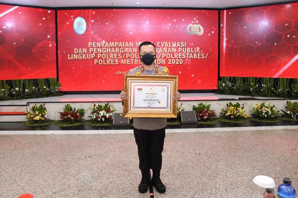 Kapolres Gresik AKBP  Arief  Fitrianto, SH, SIK, MM. Menerima penghargaan dari Kemenpan - RB