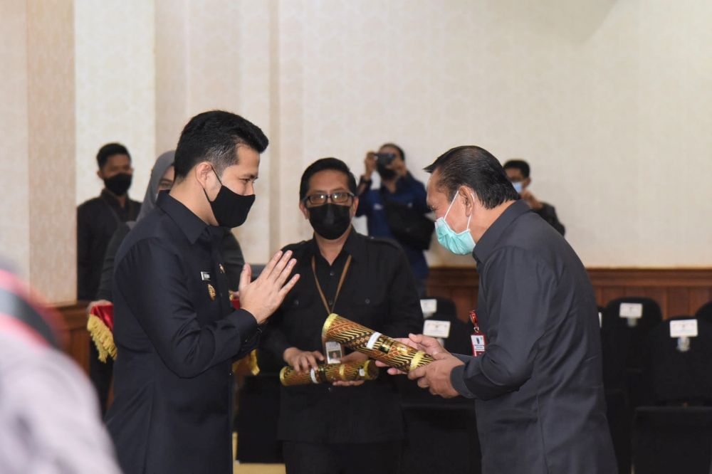 Wagub Emil Dardak serahkan SK penunjukan 16 Plh Bupati Walikota