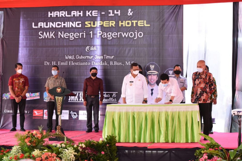 Wagub Emil Dardak hadiri Harlah dan launching super hotel
