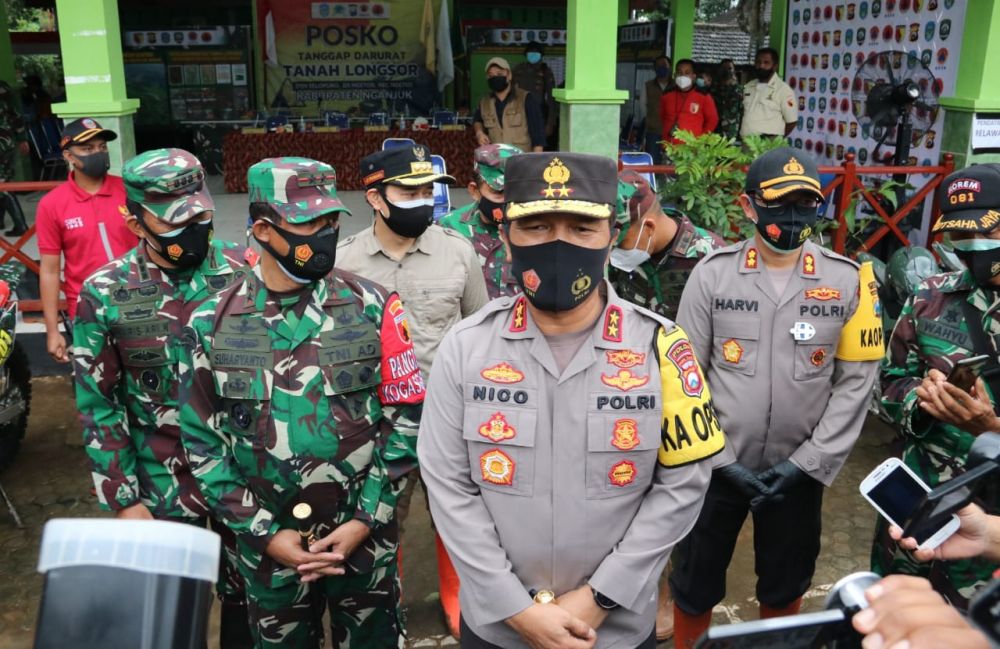 Kapolda Jatim dan Pangdam V Brawijaya Tinjau Tanah Longsor di Nganjuk