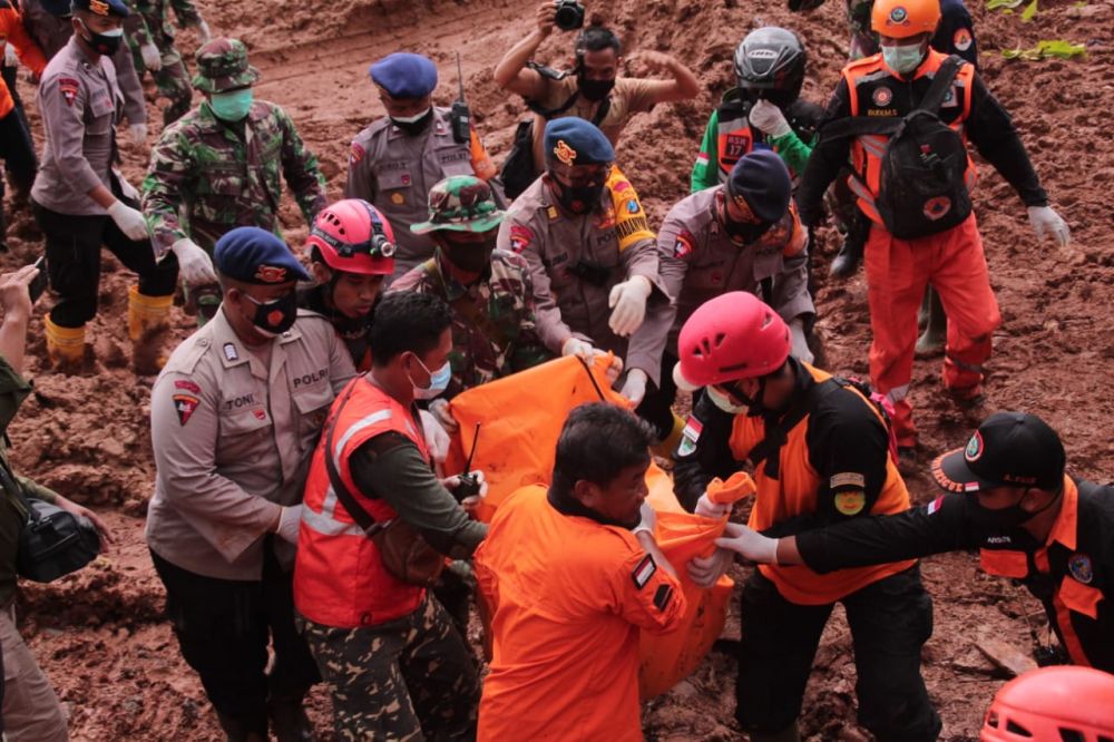 TNI-Polri beserta masyarakat dan beberapa institusi yang membantu evakuasi di TKP Selopuro Nganjuk