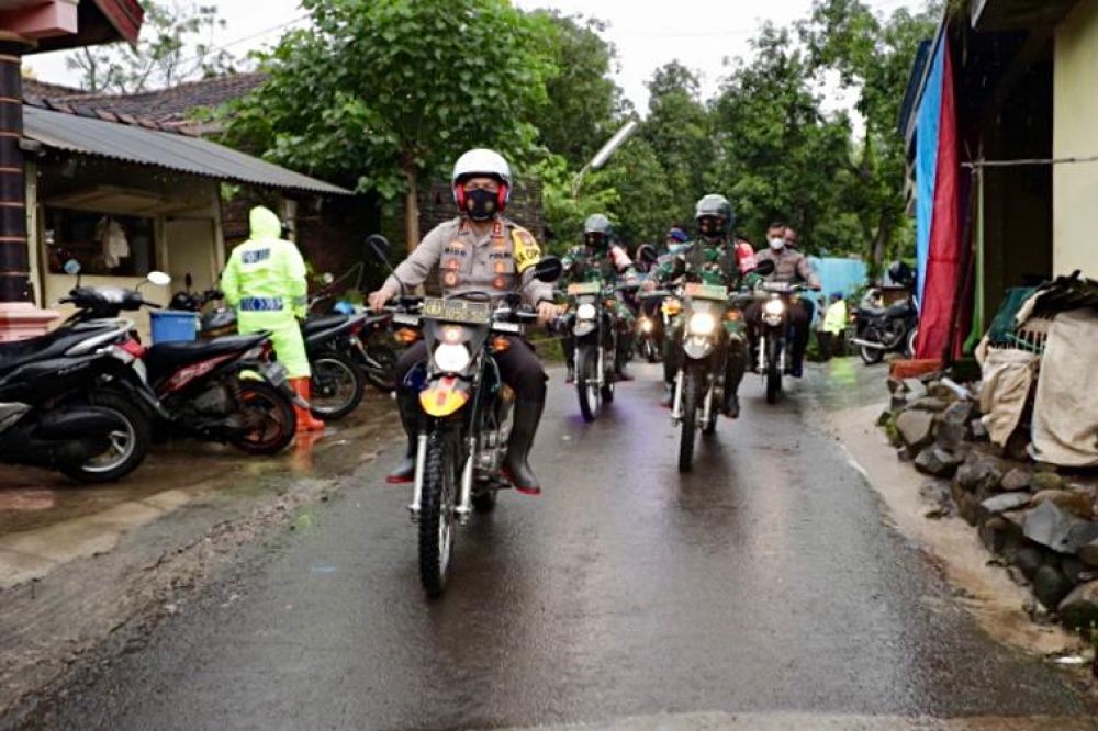 Kapolda Jatim bersama Pangdam V Brawijaya Tinjau lokasi menggunakan motor trail
