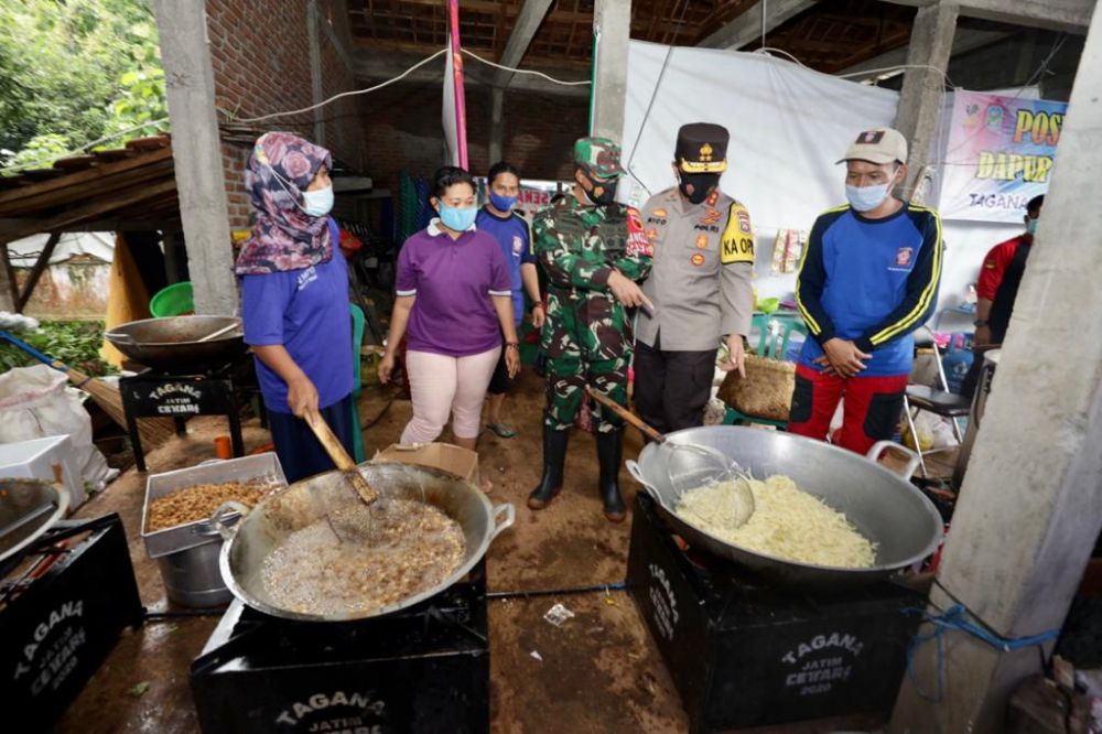 Kapolda Jatim Irjen Pol Dr Nico Afinta sedang cek dapur umum