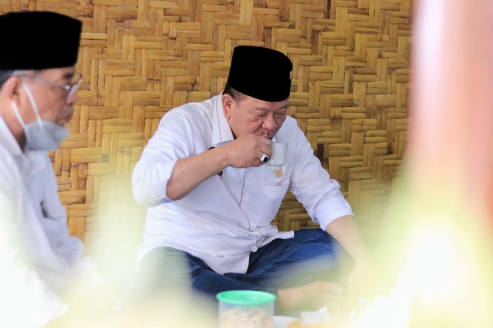 Ketua DPD RI LaNyalla menikmati kopi di pondok pesantren Bahrul Ulum Karangharjo, Kab. Jember Jatim dalam rangkaian reses di Jatim