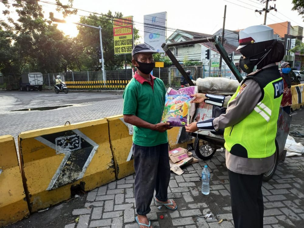 Satlantas Polres Gresik Bagi Sembako ke Warga terdampak COVID-19