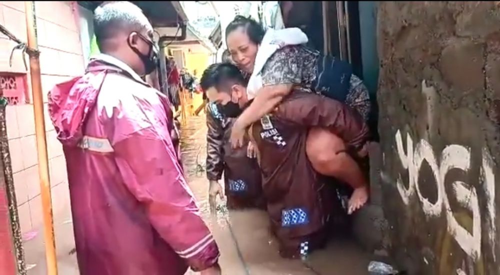 Kapolsek Gendong Hingga Didorong Gerobak Evakuasi Korban Banjir