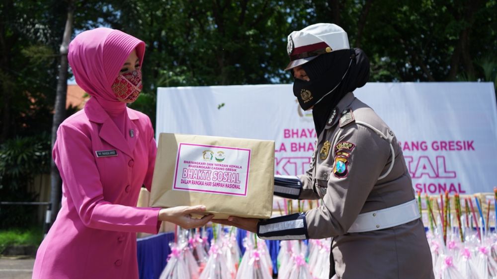 Polwan cantik dan Bhayangkari menunjukkan bantuan yang akan di berikan dalam rangka HPSN