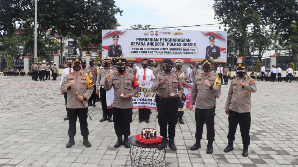 Kapolres Gresik berikan penghargaan pada anggota yang telah menjalankan tugas dengan baik