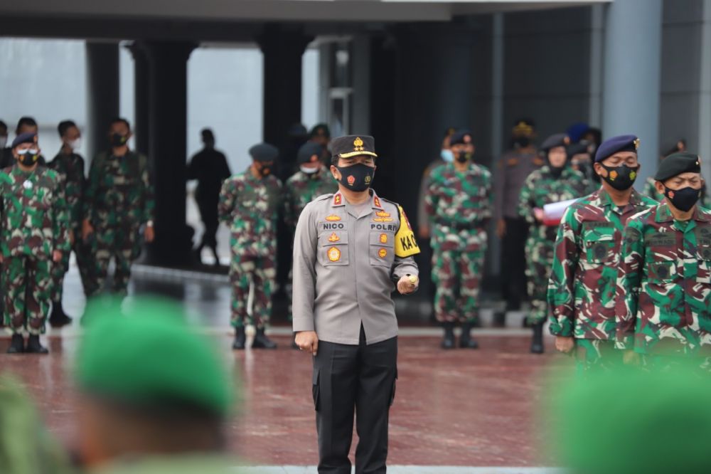 Kapolda Jatim Irjen Pol Dr Nico Afinta menghadiri upacara pemberangkatan pasukan perbatasan ke Papua