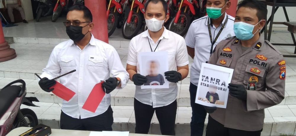 Kasat Reskrim AKBP Oki Ahadian saat menunjukkan hasil jarahan dan alat untuk melakukan aksi tersangka