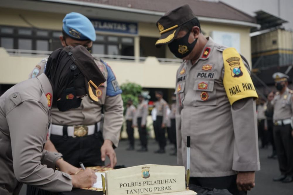 Kapolres Pelabuhan Tanjung Perak sedang menandatangani surat perjanjian tidak menyalahgunakan narkoba