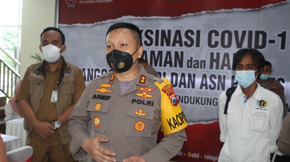 Kapolres Gresik, AKBP Arief Fitrianto, Secara serentak jajaran Polres Gresik terima Vaksin Covid demi menangkal wabah Corona
