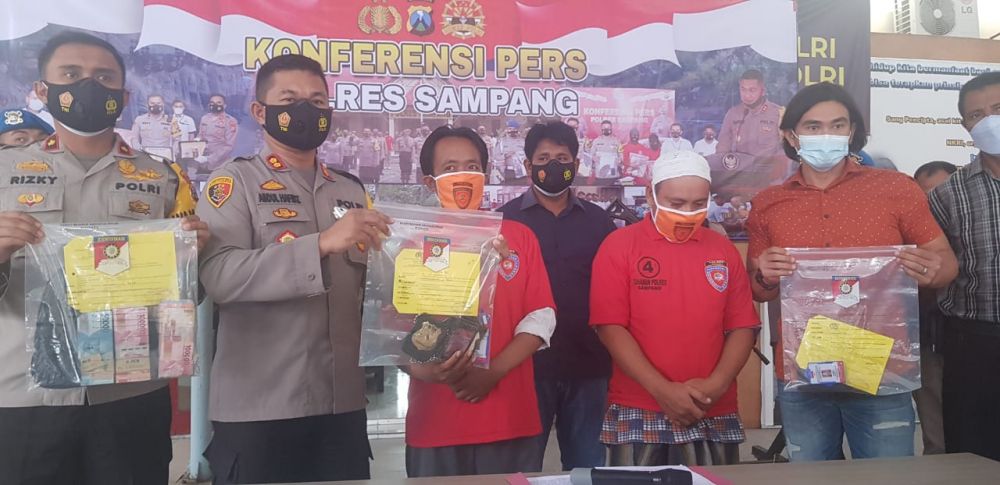 Konferensi pres Polres Sampang Dua Oknom LSM di duga OTT