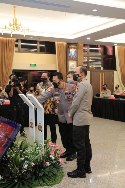 Kapolri Jenderal Listyo Sigit Prabowo sedang mencoba aplikasi Dumas