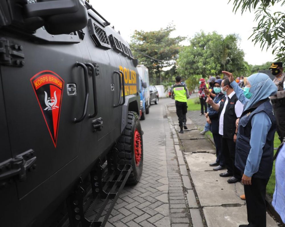 Gubernur Khofifah Lepas Pemberangkatan 914.200 Dosis Vaksin Covid-19 Tahap Dua di Cool Room Dinkes Jatim