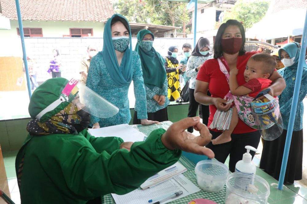 Ketua TP PKK Prov Jatim Arumi Bachsin Emil Dardak meninjau pelaksanaan Bulan Timbang Posyandu di Taman Posyandu "Semangka" dan Taman Posyandu "Sentosa" di Kabupaten Kediri