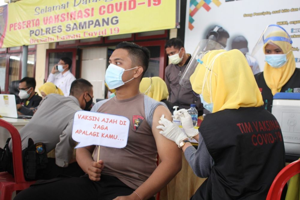 Kapolres Sampang berikan contoh bahwa vaksinasi tidak ada efeknya dan tidak berbahaya