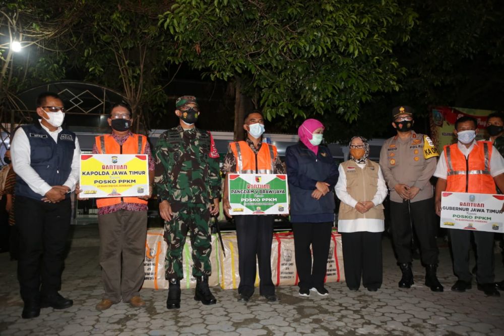 Forkopimda Jatim foto bareng satgas Covid di Jombang