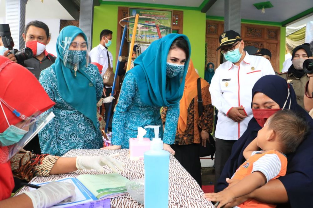 Ketua TP PKK Jatim Monitoring Pelaksanaan Posyandu Ibu, Bayi dan Balita di Posyandu Anggrek, Dusun Gentengan Kab. Probolinggo