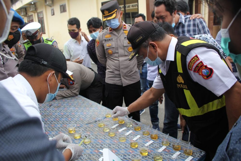 Ter urine bagi 42 Anggota Polri di Mapolres sampang