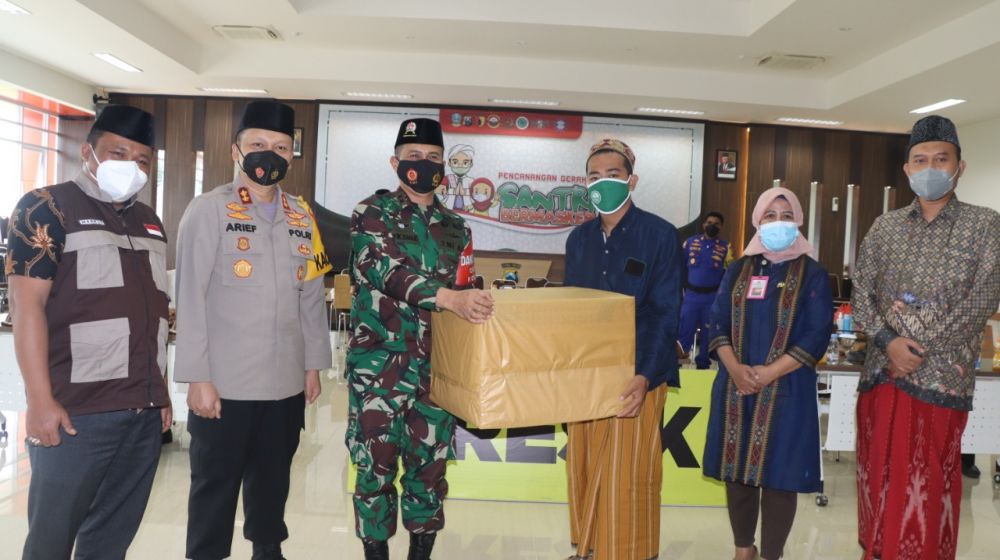 Dalam acara pencanangan santri bermasker Kapolres Gresik dan Dandim 0817 menyerahkan bantuan berupa masker