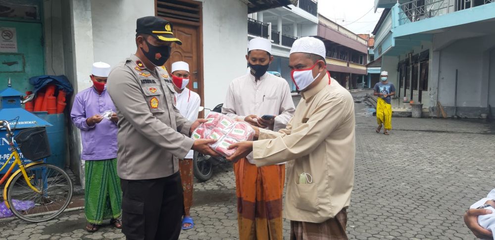Kapolsek Semampir Kompol Aryanto berbagi masker ke ponpes wilayah hukum Polsek Semampir