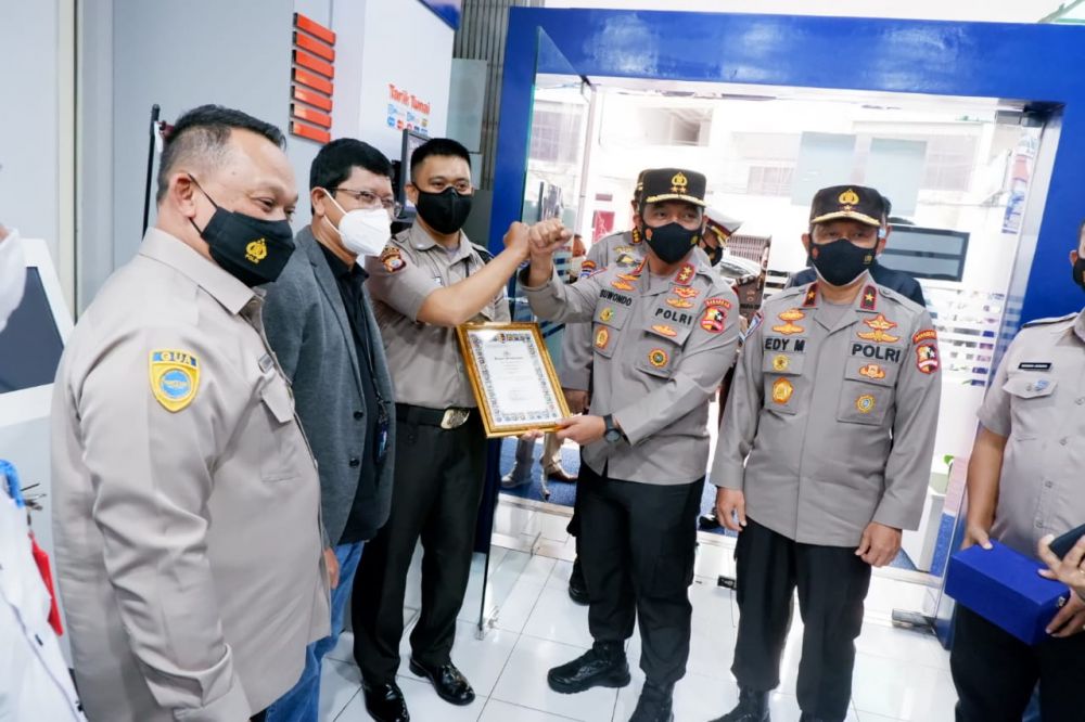 Polri berikan penghargaan satpam BRI MAKASSAR