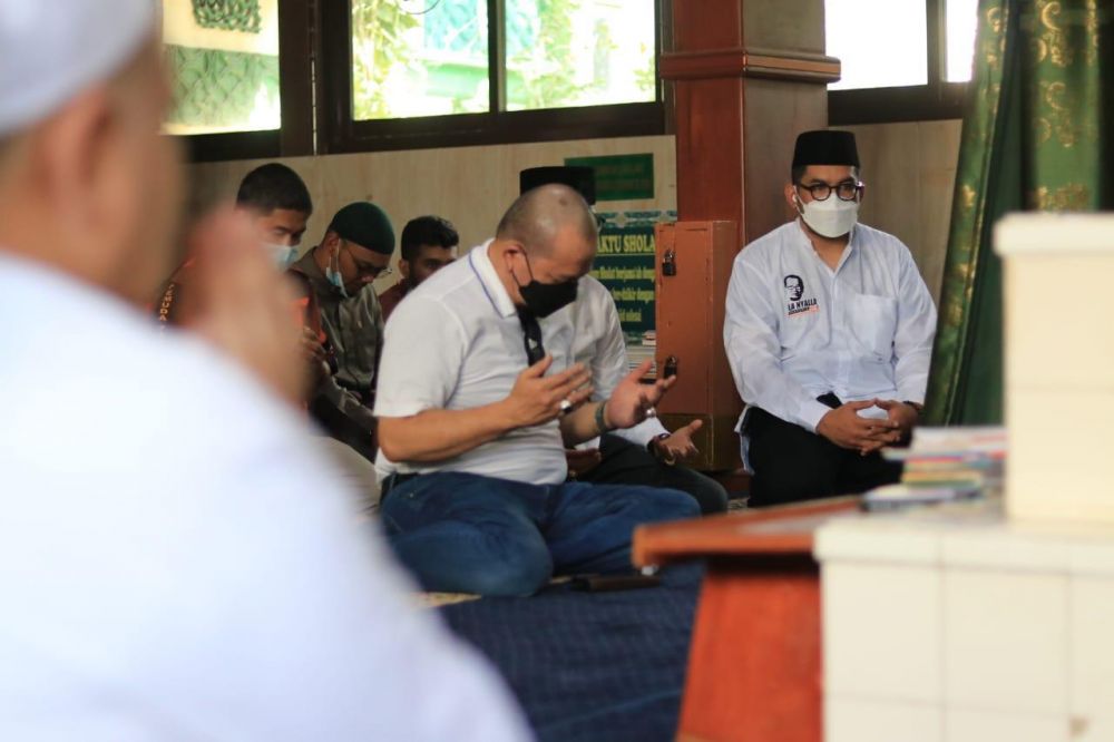 Ketua DPD RI LaNyalla Mahmud Mattalitti saat ziarah di makam habib Abu Bakar bin Muhammad bin Umar Assegaf di Gresik