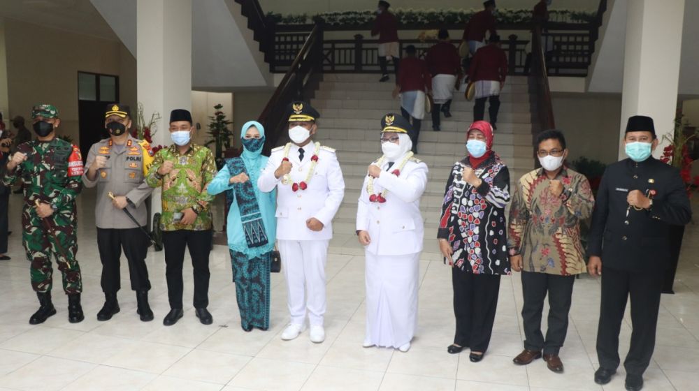 Bupati-wabup sesaat setelah acara pelantikan di gedung Grahadi Surabaya