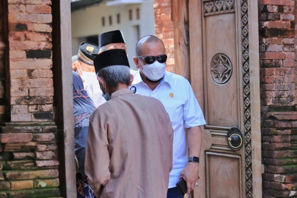 Ketua DPD RI LaNyalla Mahmud Mattalitti saat mengunjungi makam sunan Kudus