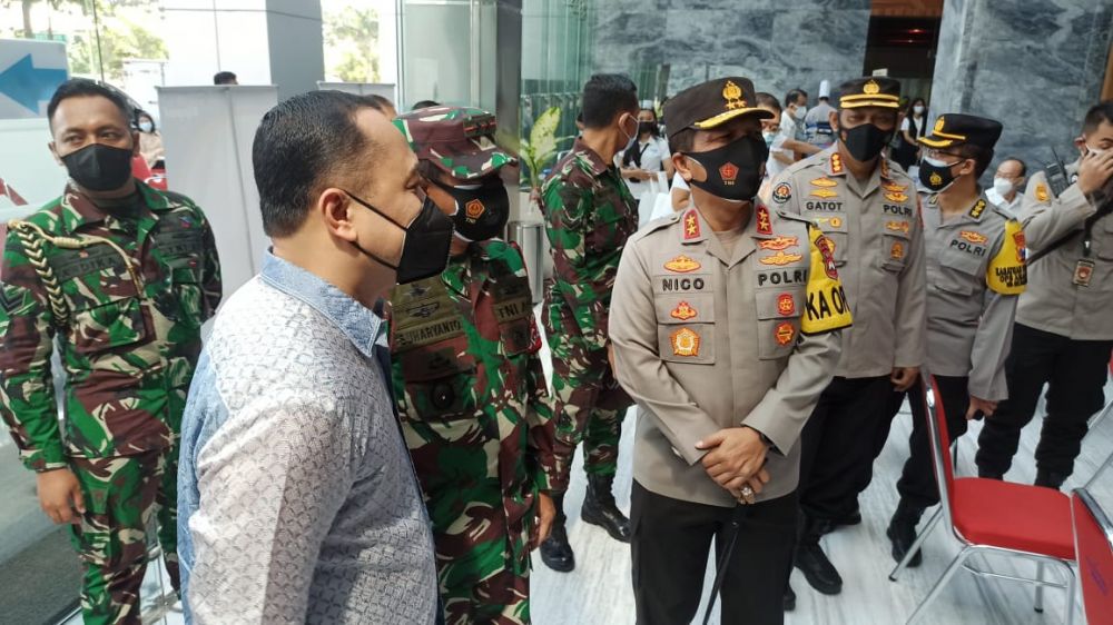 Kapolda Jatim Irjen Pol Dr Nico Afinta tinjau suntik vaksin di Samator
