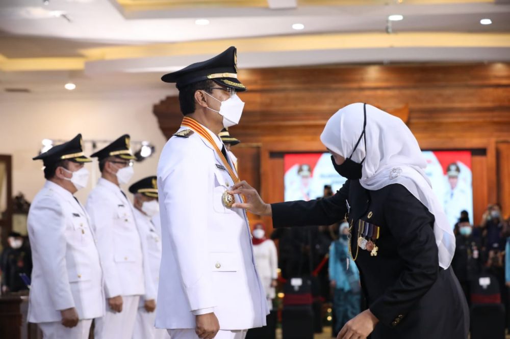 Gubernur Jatim Khofifah Indar Parawansa melantik 17 Kepala Daerah Terpilih tahun 2020 di Grahadi