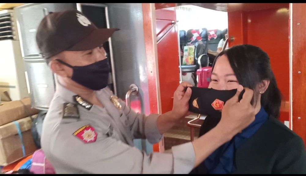 Petugas sedang memasang masker dan menghimbau kepada seluruh masyarakat terutama penumpang kapal soal Prokes