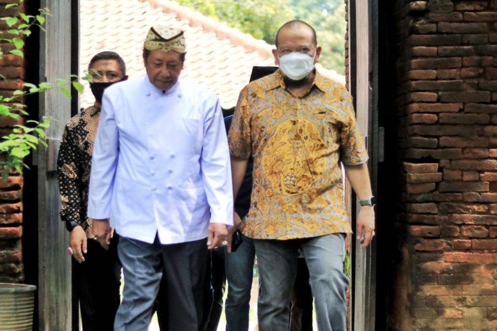 Ketua DPD RI AA LaNyalla Mahmud Mattalitti saat mengunjungi Kesultanan Keraton Cirebon