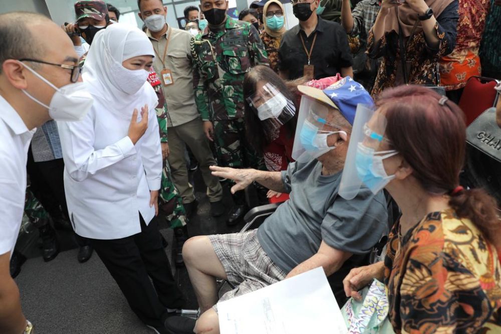 Gubernur Jatim Khofifah Indar Parawansa sedang berbincang dengan lansia setelah mereka di suntik vaksin